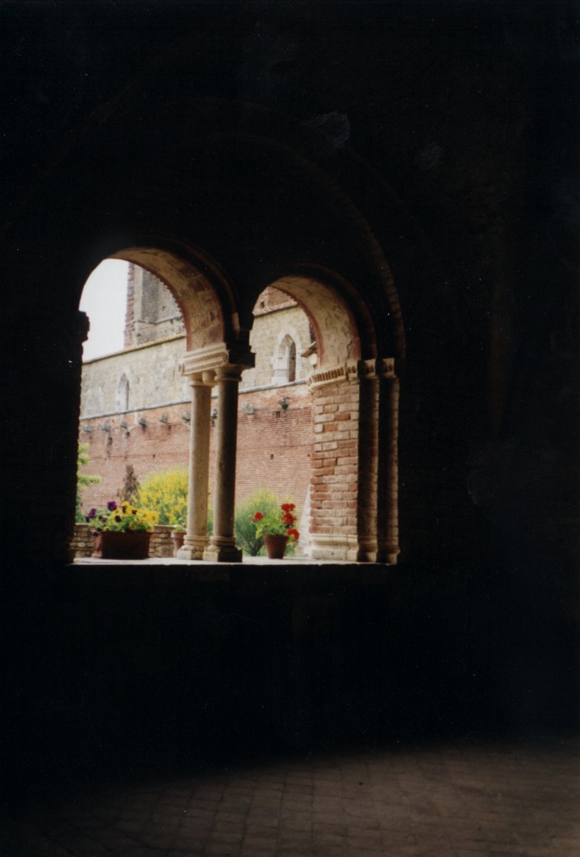 28-05-98 - San Galgano - chapelle de l'ancienne abbaye, v.jpg